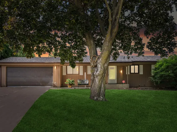 387 Iona Ln, Roseville, MN 55113