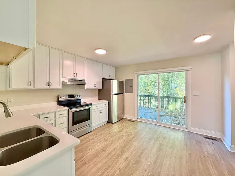 212 N Peartree Ln #C — Photo 5