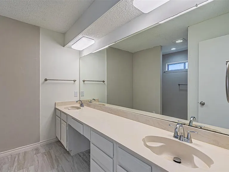 2801 Cambridgeshire Dr — Photo 32
