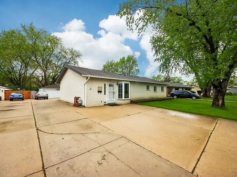 670 Lakeview Ln — Photo 3
