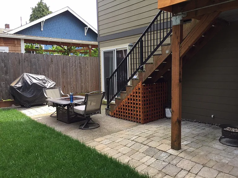 939 NE Roselawn St — Photo 3