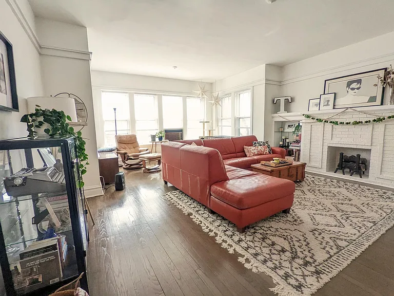 1458 W Belle Plaine Ave — Photo 2