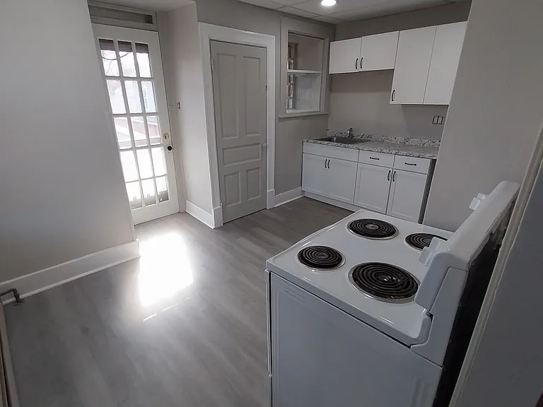230 Green St #3 — Photo 4