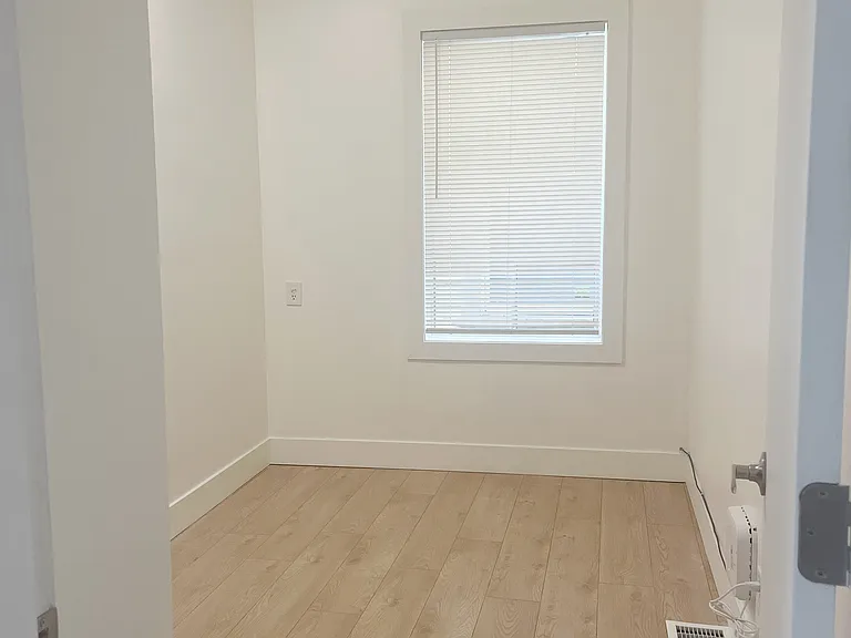 236 Princess Ave — Photo 7