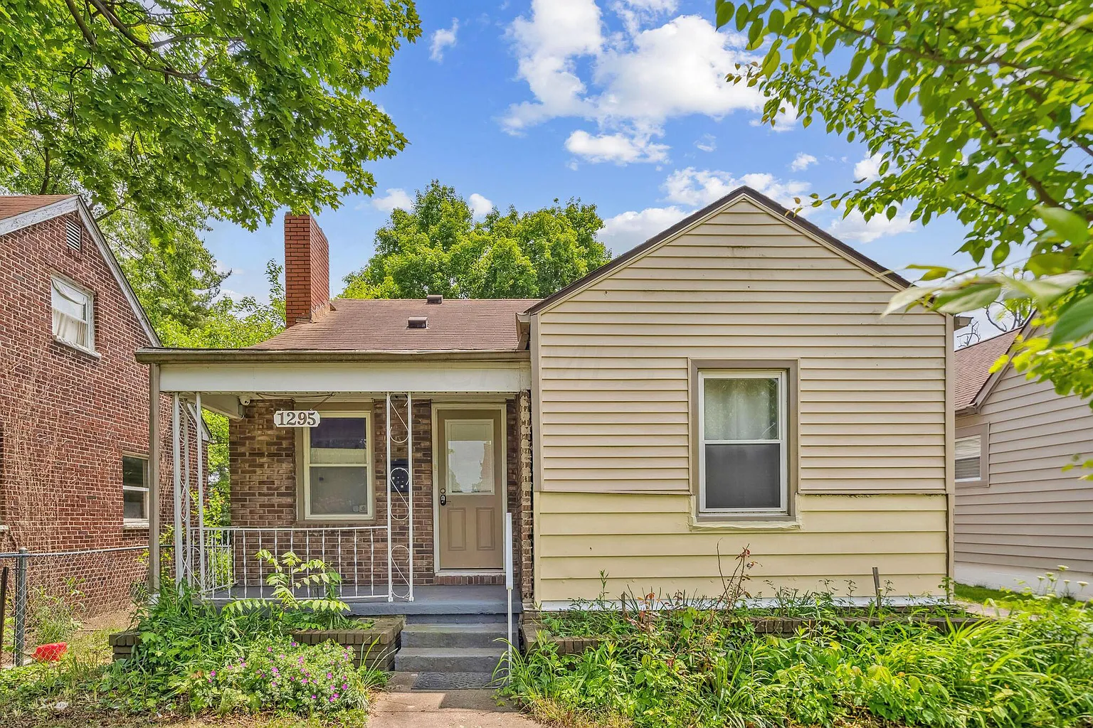 1295 Loretta Ave photo 1