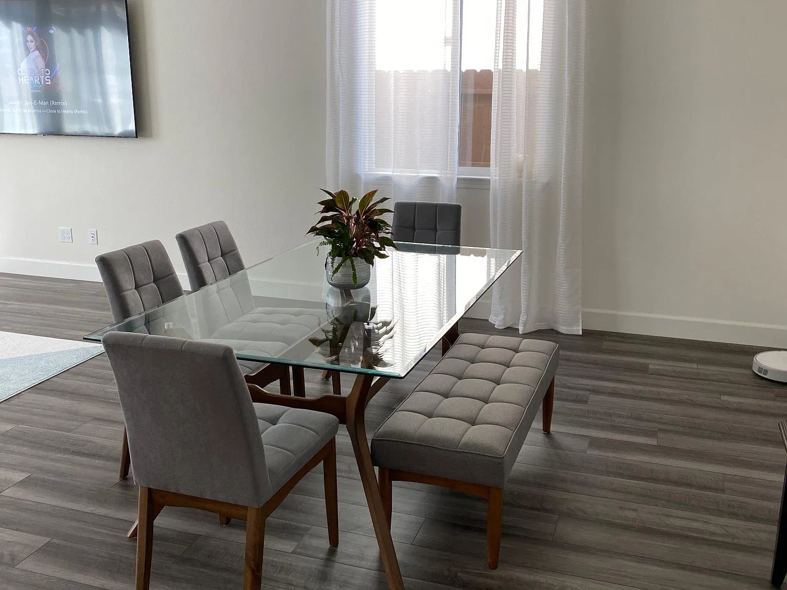 3 bed, 2307 sqft, $1,000 — Photo 2
