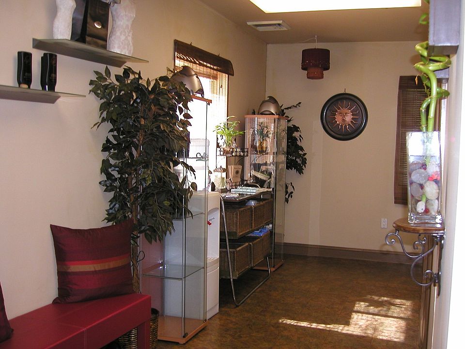1100 sf air brush salon