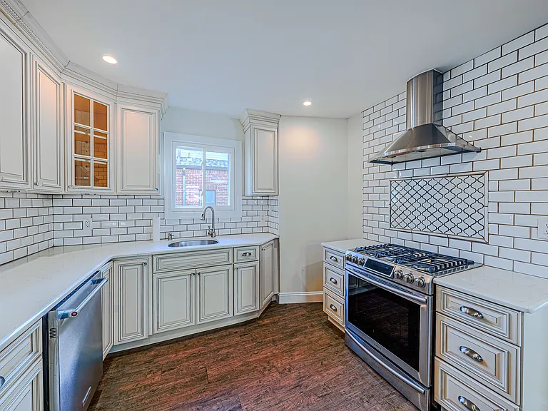 8-35 Lake St #1 — Photo 1