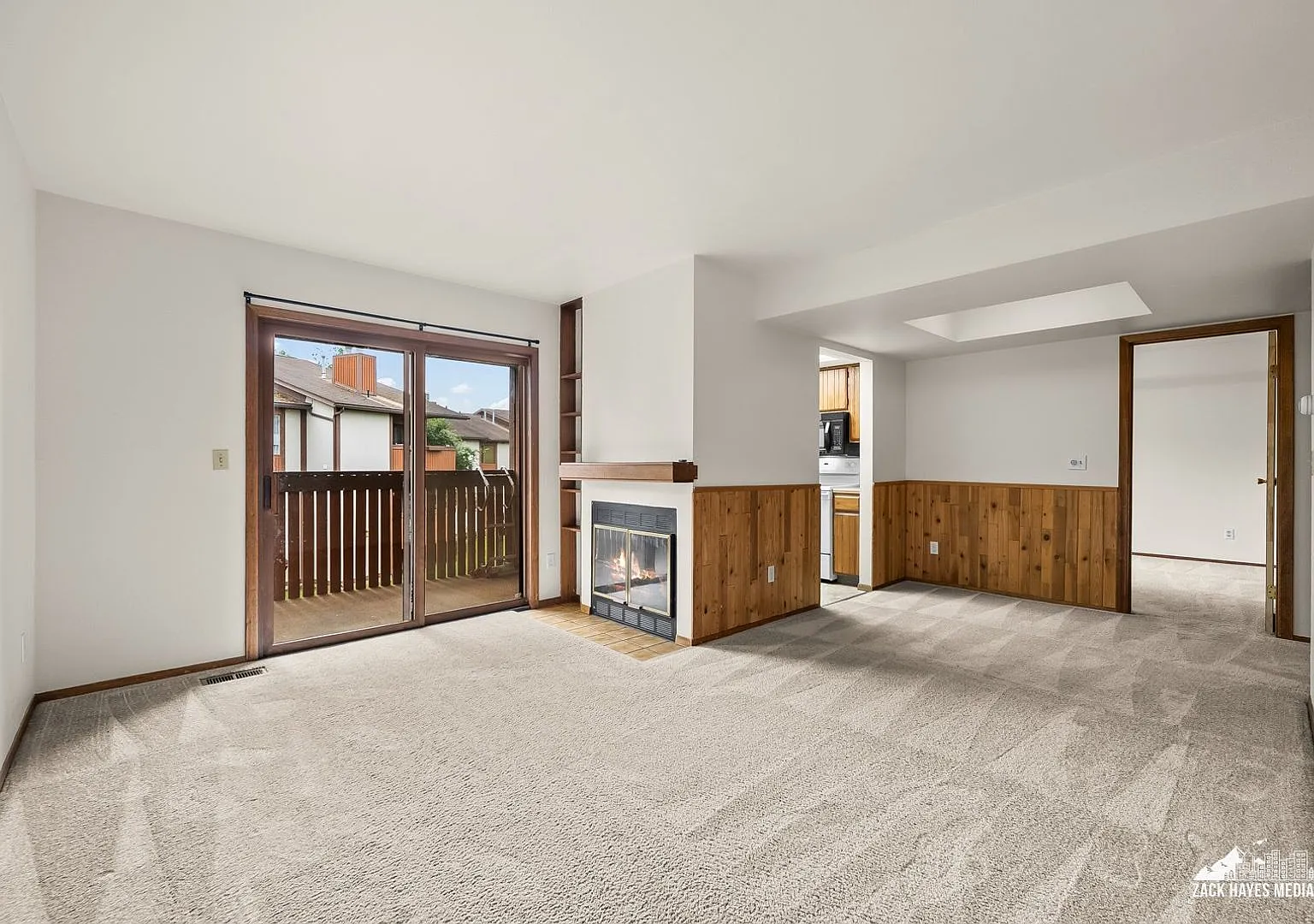 Desirable 2 Bed / 2 Bath, Top Floor Condo W/Garage, Fireplace, Storage - Call Today! — Photo 1