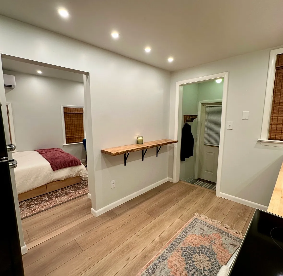 138 E James St — Photo 3
