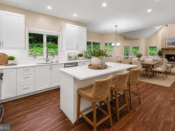 3rd image of 1071 Knoll Dr