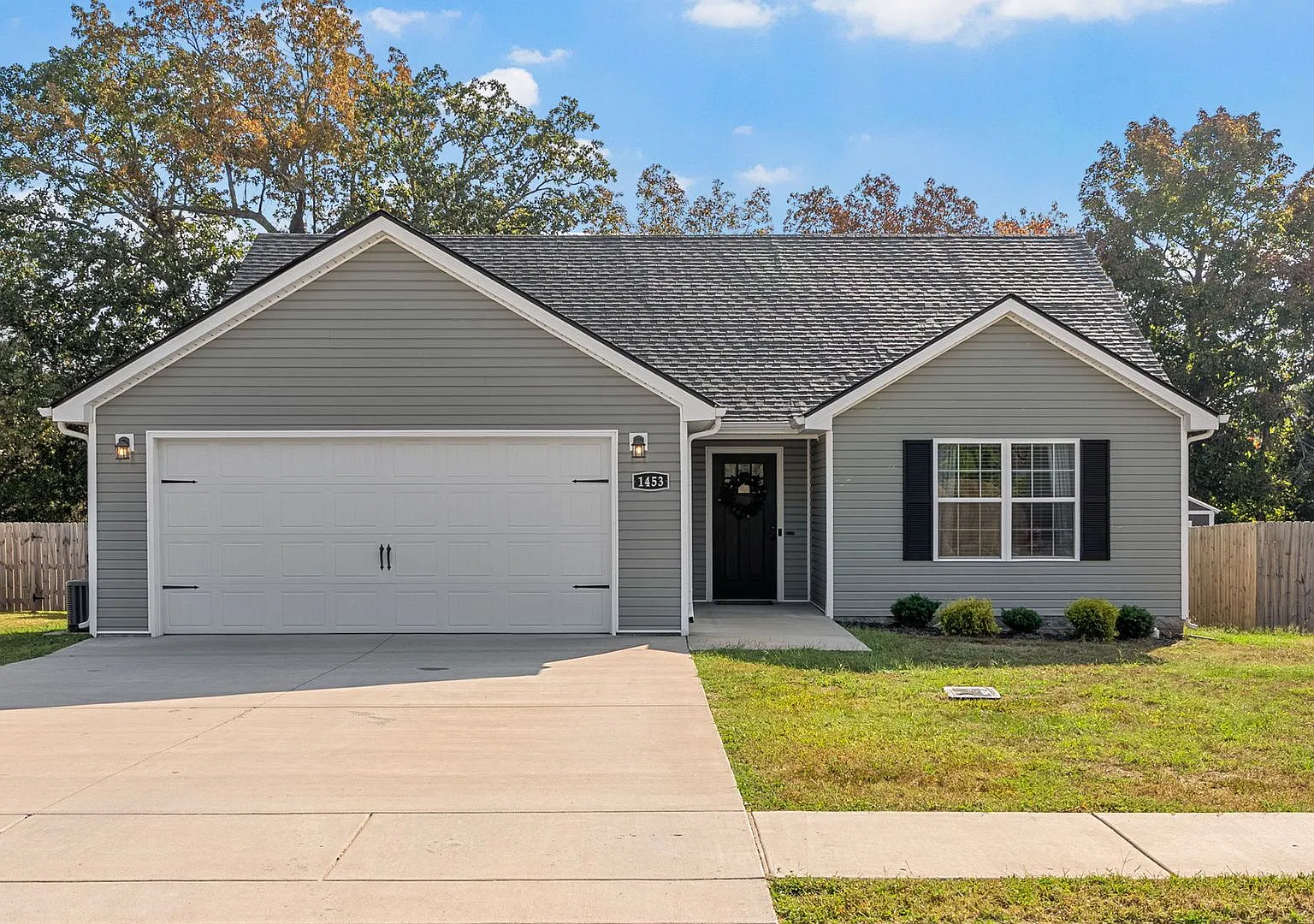 3 Bedroom 2 Bath Dog Friendly Home For Rent! — Photo 2