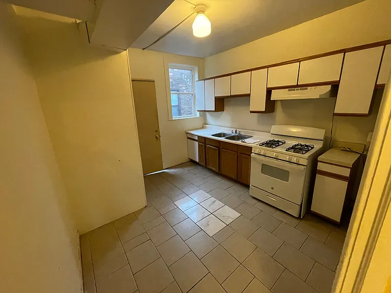 506 Kirby St E — Photo 14