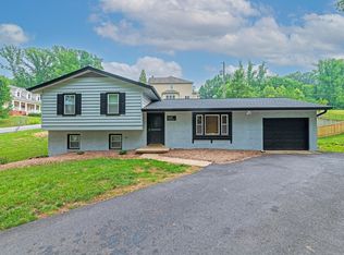 5616 Shade Tree Ln, Alexandria, VA 22310