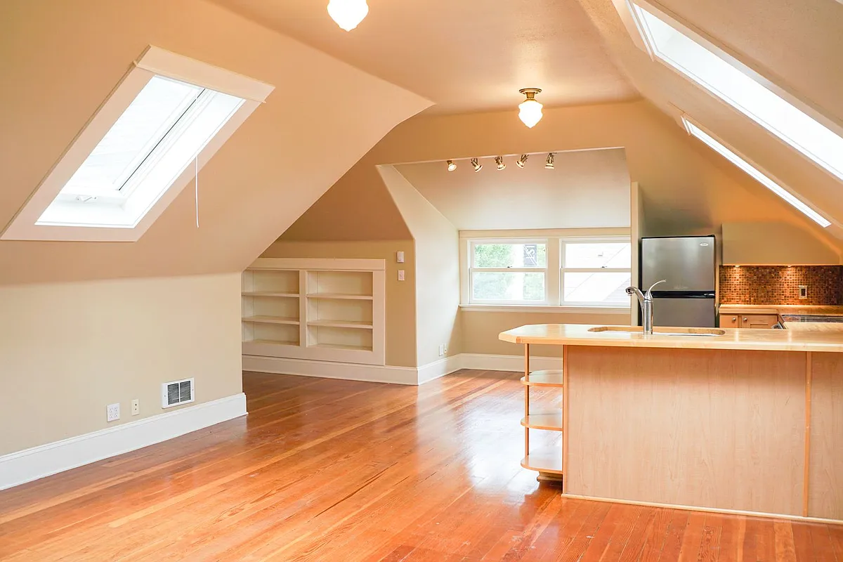 Photo 2 of 18 - 209 NW 23rd Ave #304 - Portland, OR Building Photo - 209 NW 23rd Ave #304