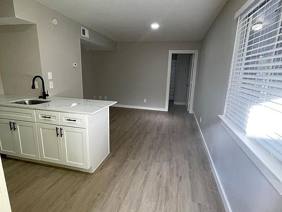 5th image of 401 W 39th St #305-113