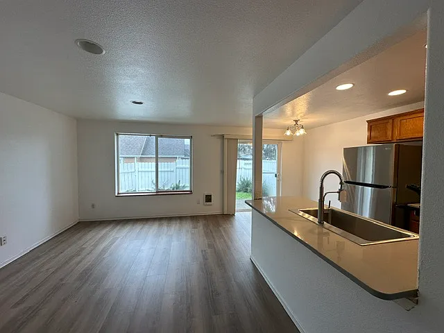 3 bed, 2.5 bath, 1300 sqft, $2,350 — Photo 2