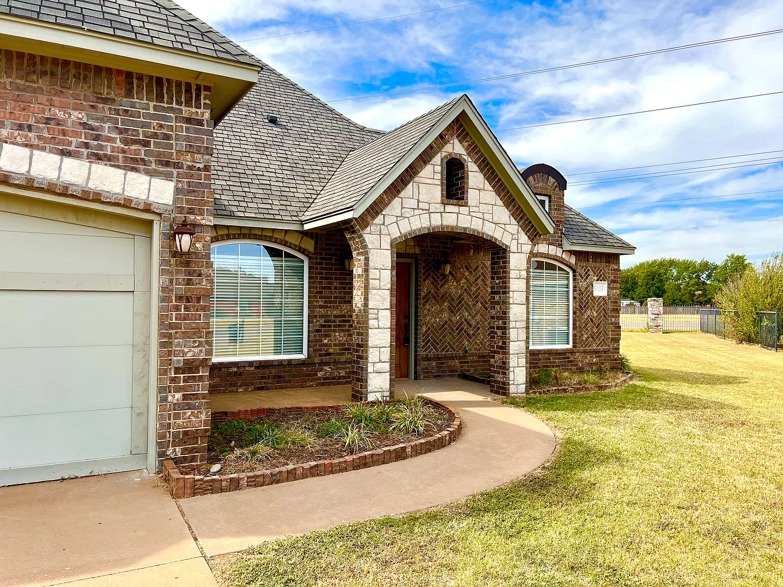 3 bed, 1977 sqft, $1,950 — Photo 2