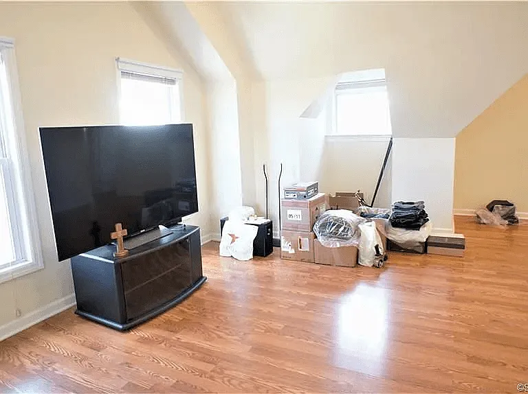 15 Belden Ave — Photo 2