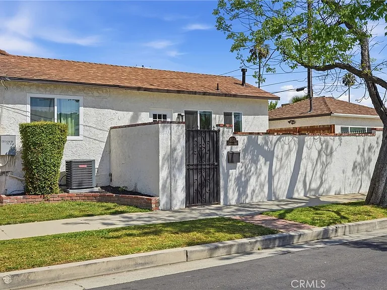 8155 Genesta Ave — Photo 4