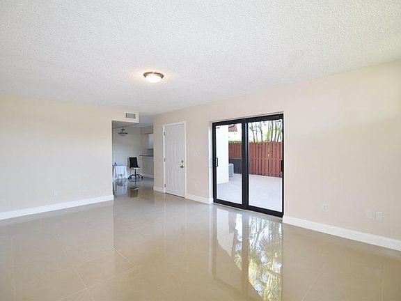 3rd image of 3954 Victoria Dr