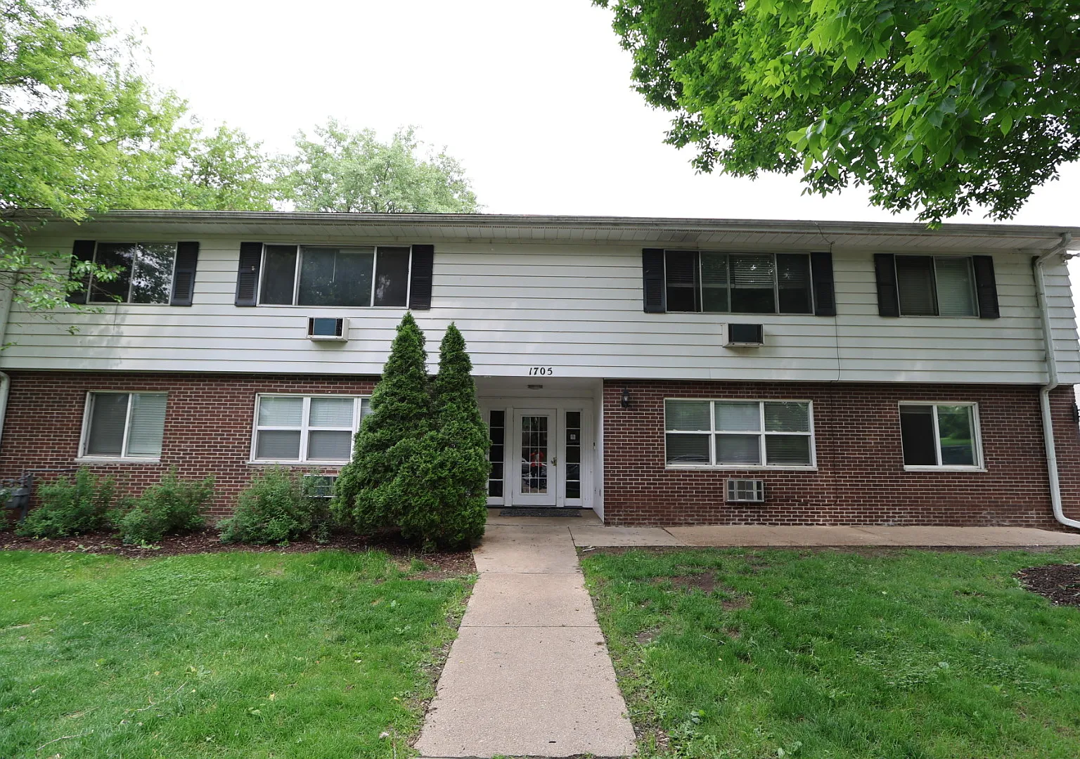 1701 Blossom Lane — Photo 2