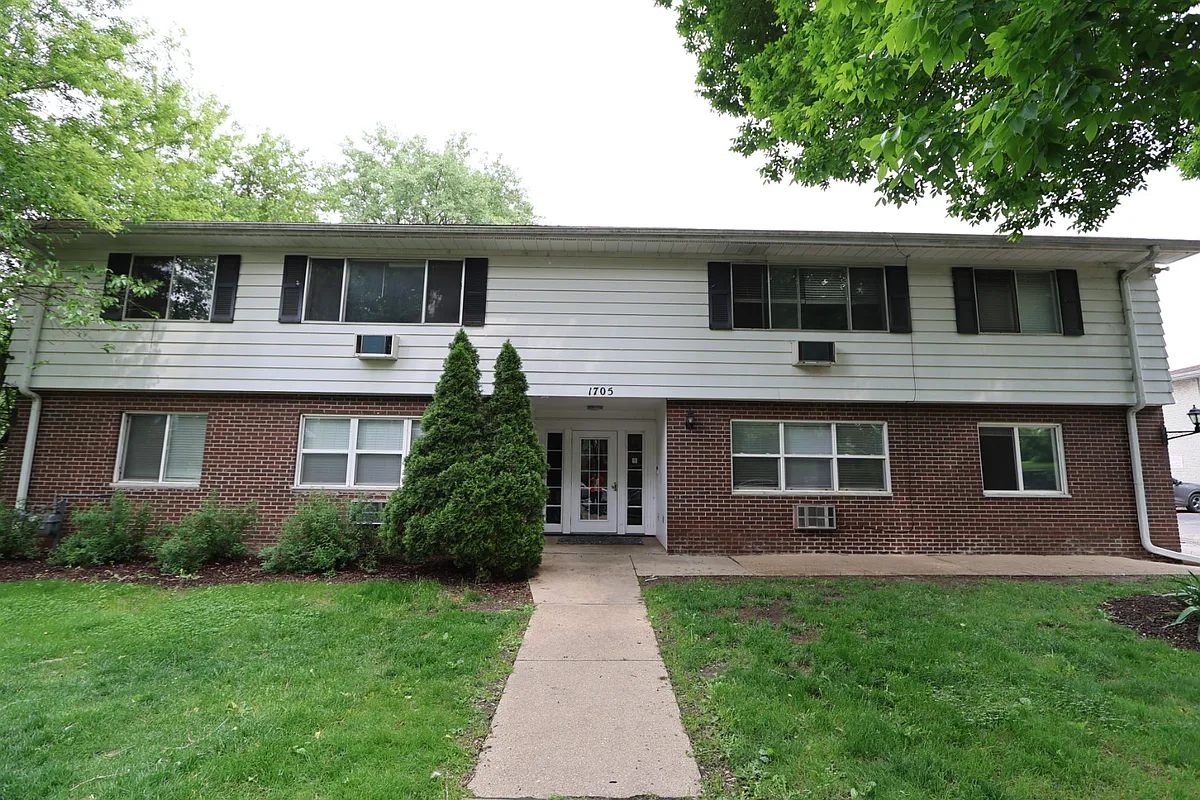 1705 Entry - 1701 Blossom Lane