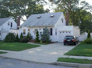 32 Edgeworth St, Valley Stream, NY 11581