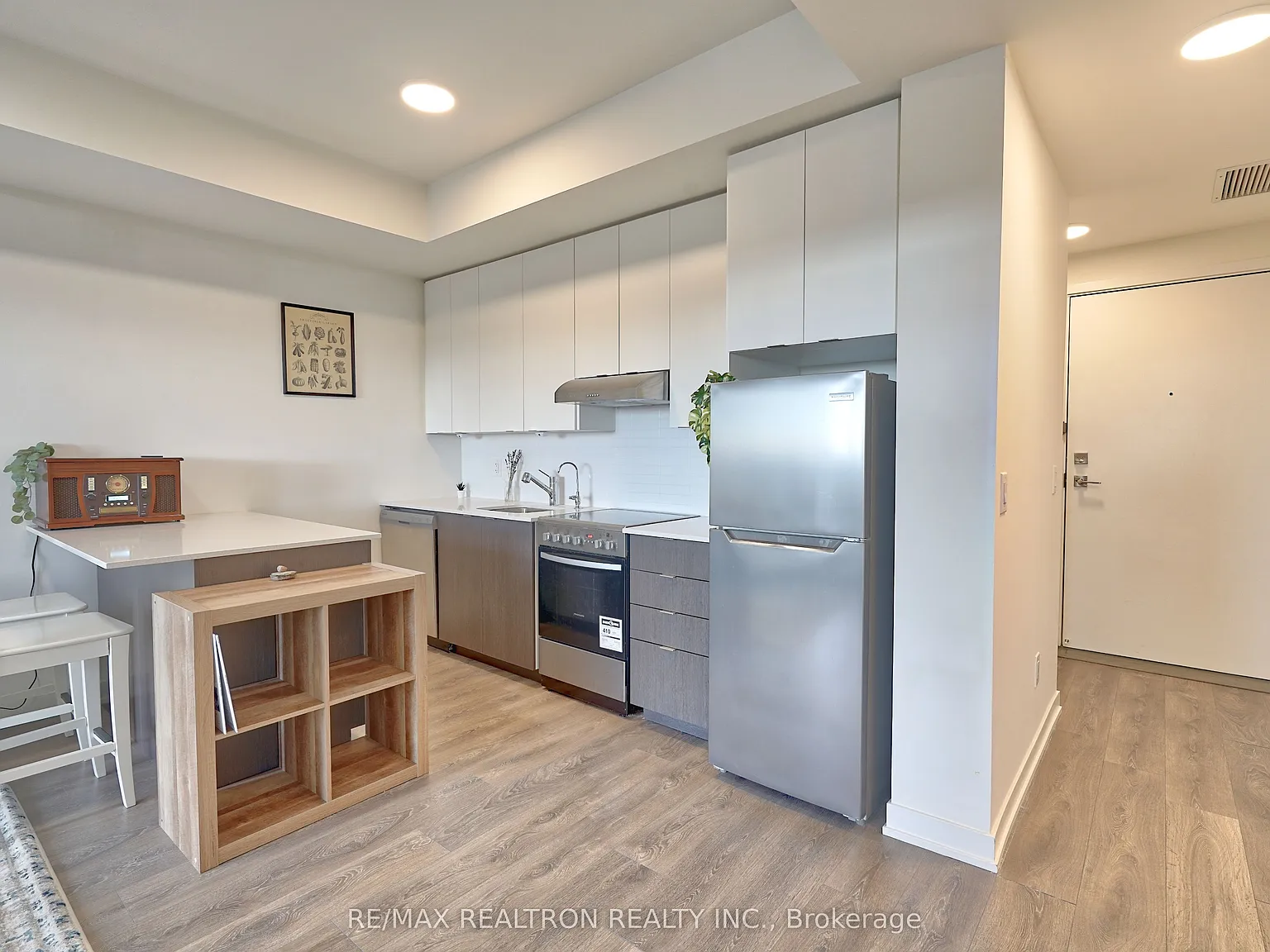 2 bed, $2,050 — Photo 2