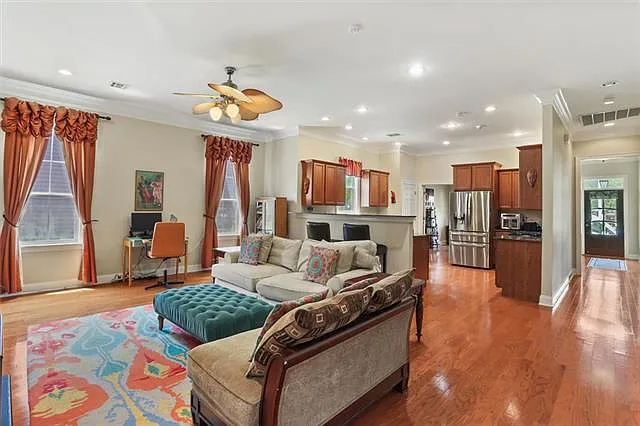 3 bed, 2.0 bath, 1868 sqft, $2,300 — Photo 2