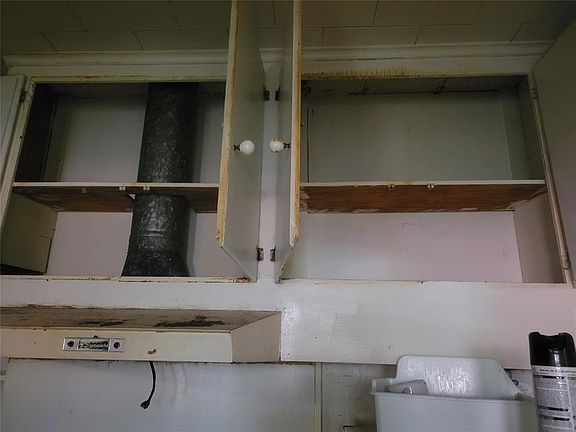 5th image of 1009 N Broadway Ave