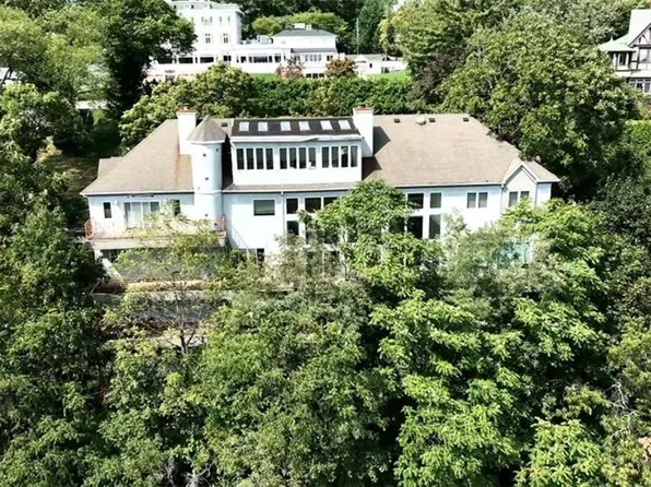 126 Flagg Pl, Staten Island, NY 10304