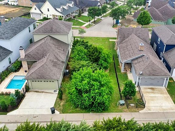 4th image of 547 Park Place Blvd