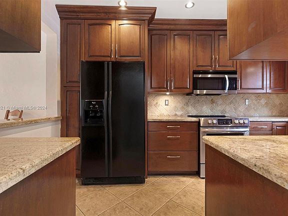 4th image of 1548 NE 105th St #B8