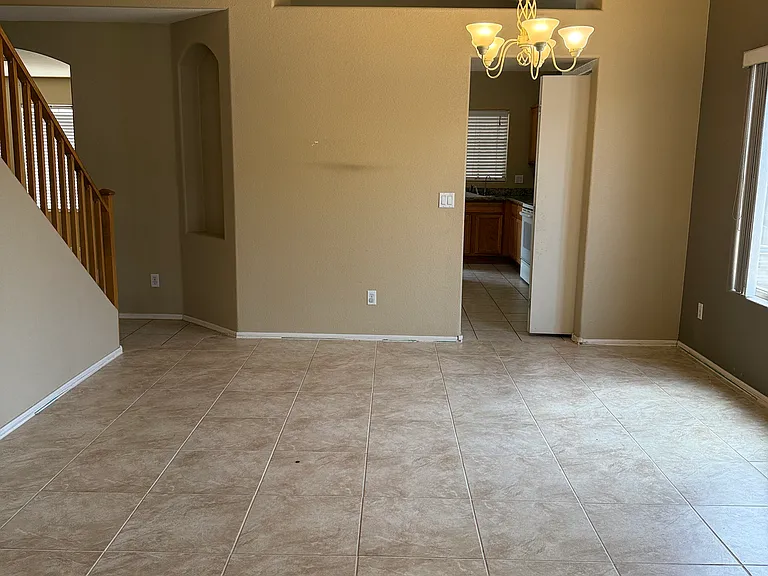 3527 E Bruce Ave — Photo 2