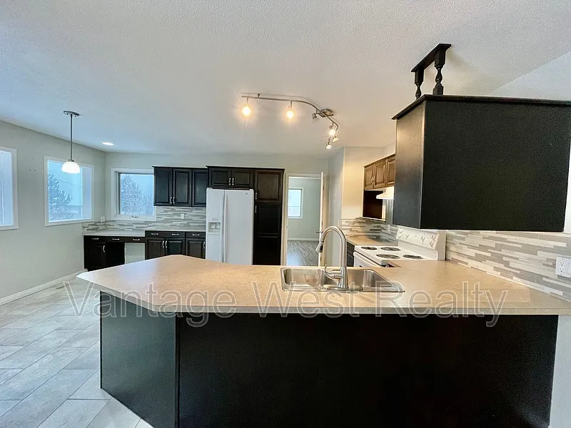 4 bed, 2.5 bath, 2275 sqft, $3,000 — Photo 3