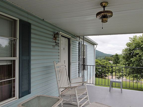 5th image of 303 Mountain Meadow Dr