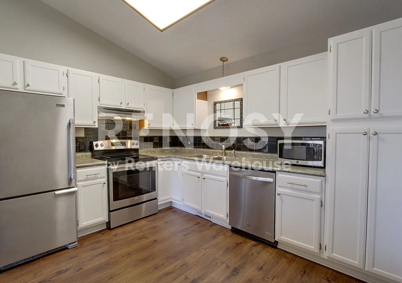 Available Now 3 Bedroom 2 Bath Single Family Home in Eden Prairie — Photo 3