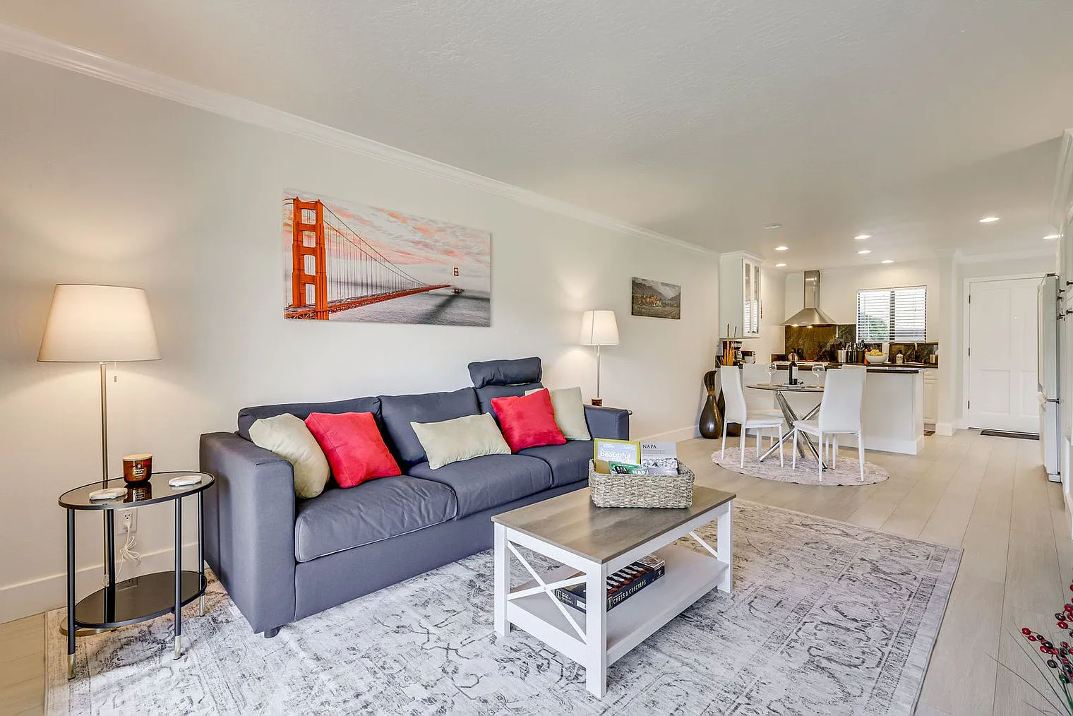 1 bed, 1.0 bath, 742 sqft, $4,580 — Photo 2
