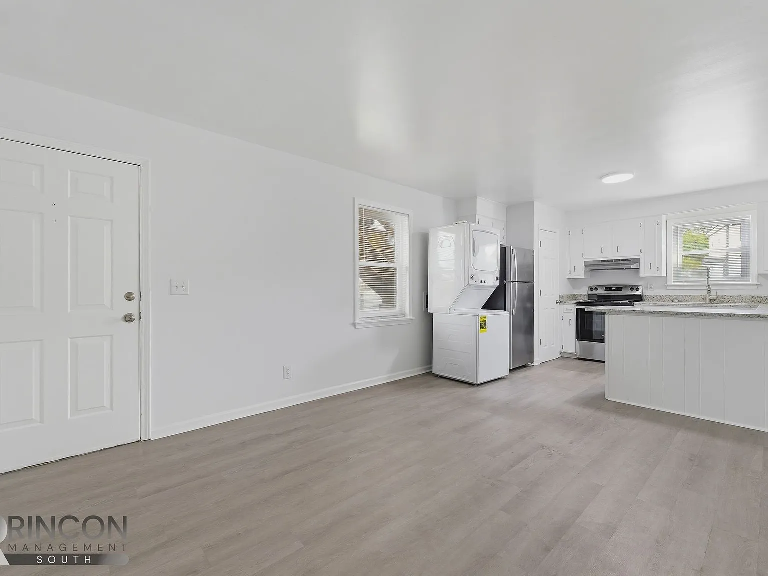 Fully Renovated 2 Bedroom Apartment - Near Park Circle — Photo 4