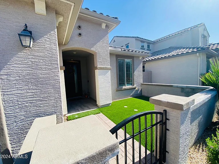 8928 W Missouri Ave — Photo 2