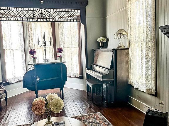 2nd image of 118 N Georgia St