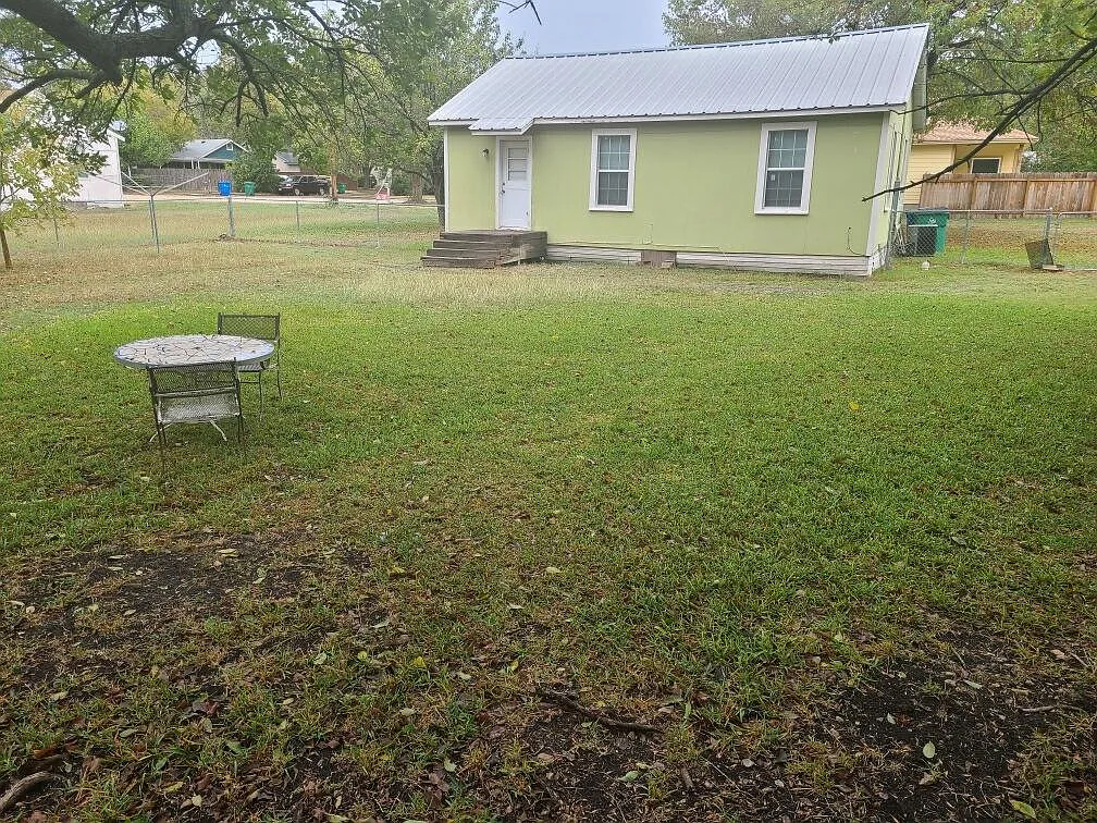 2 bed, 850 sqft, $1,400 — Photo 2