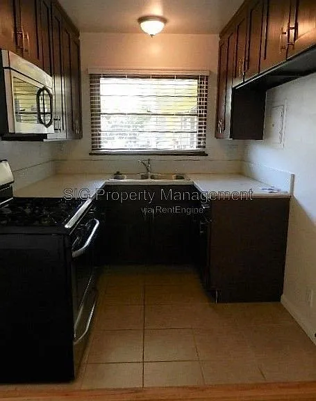 1702 W Victory Blvd — Photo 5