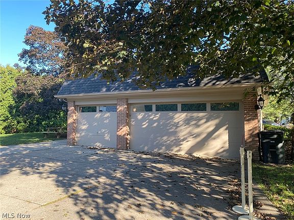 3rd image of 1290 Country Club Dr