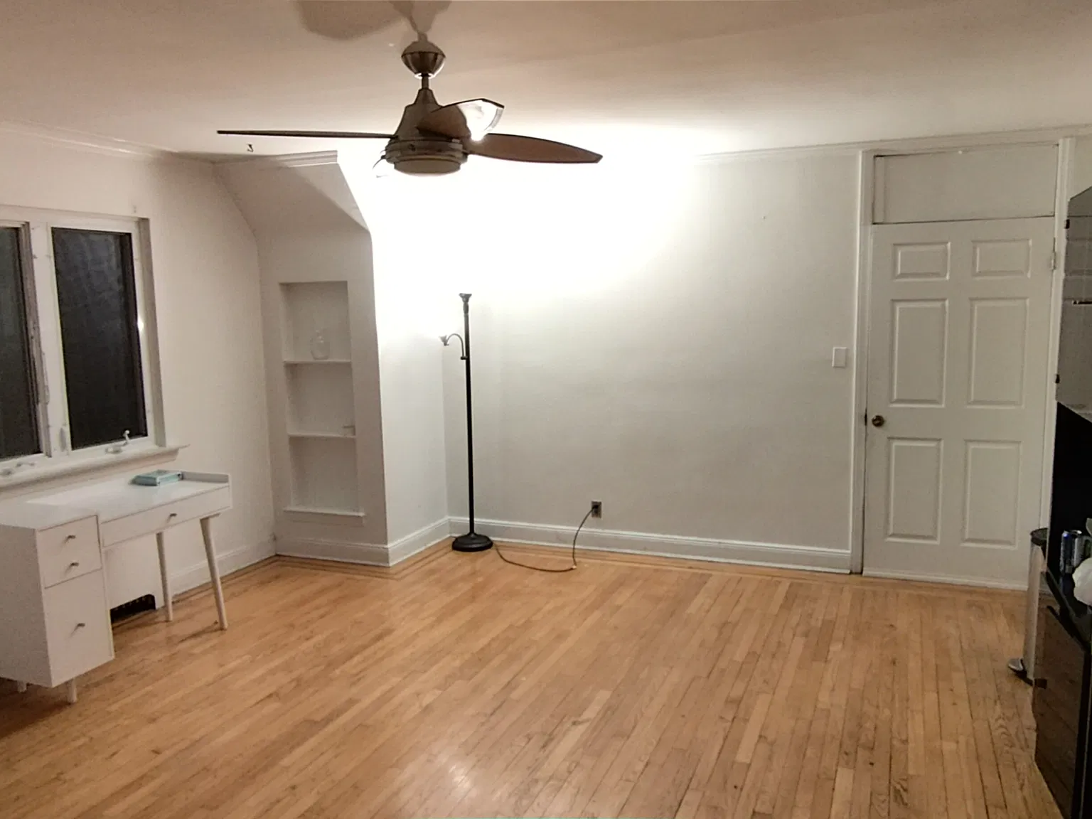 3 bed, 300 sqft, $1,200 — Photo 1