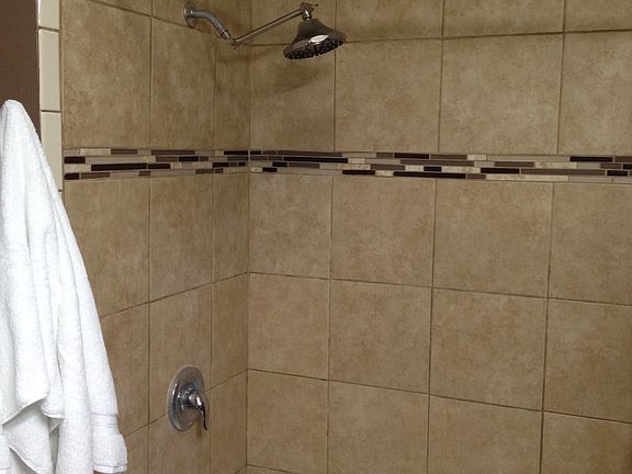 Main level tiled shower/tub