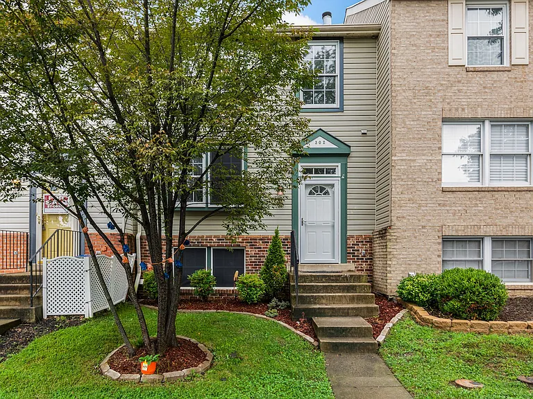 302 Ridgecrest Ct — Photo 1
