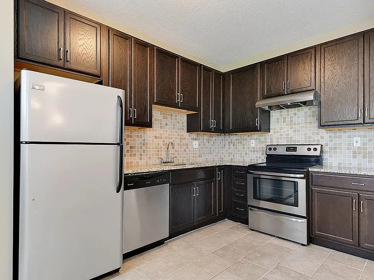 24 E Linwood Blvd — Photo 8
