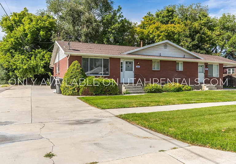 139 N Center St — Photo 1